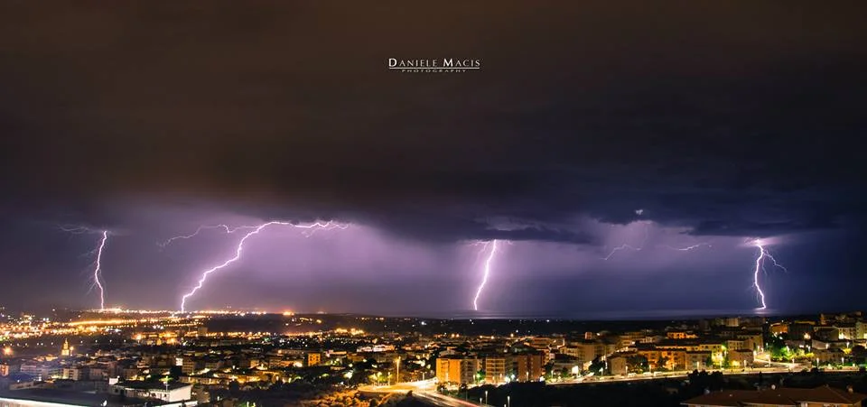 sassari4 notte 2 agosto 2014 - Spettacolari fulmini notturni nel Sassarese