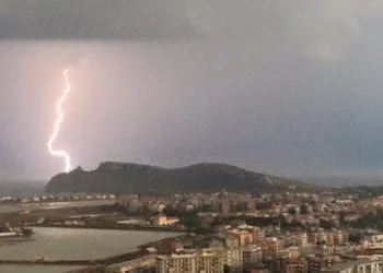 ciclone2 350x250 - Spettacolo di sole e mare, in diretta dal Poetto di Cagliari