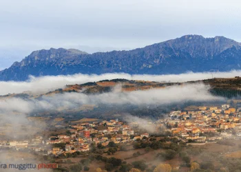 mamoiada con la nebbia 350x250 - Anticiclone al top: zero termico oltre i 4500 metri!