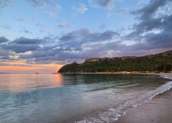 Poetto beach 350x250 - Freddo risveglio, ma non durerà: ancora sole e clima mite