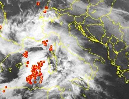 10 05 2016 22 43 03 - Grosso nucleo temporalesco si muove verso la Sardegna occidentale