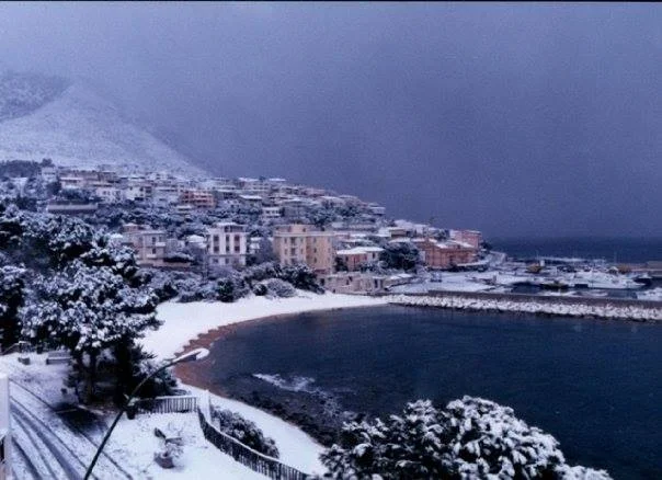 Cala gonone neve - Si va verso l'estate, sì, ma ricordate questa nevicata? Era il '99...