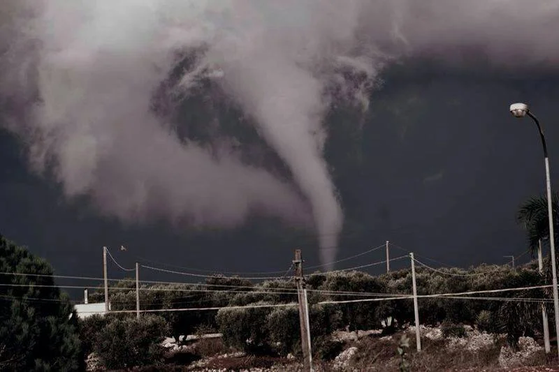 tromba - 24 Luglio 1999, tromba marina invade Platamona e genera il caos tra i bagnanti. Sassari, fortunale a 130 km orari