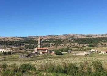 saccargia sardegna 350x250 - Sole e caldo estivo. In Sardegna la bella stagione non si attenua, e nel frattempo non piove