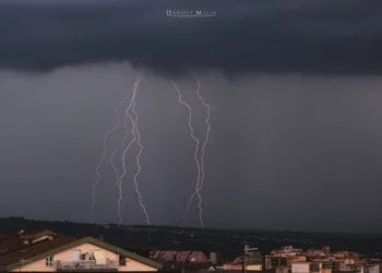 fulmini agosto 350x250 - Ciclone si sposta verso sud, sabato e domenica Alta Pressione